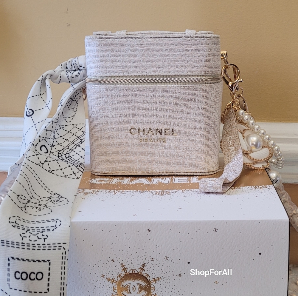Chanel - Picture 4 of 16